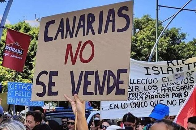 Nearly twenty associations have called for a protest in Gran Canaria against the island's overcrowding on April 20, the same day as that in Tenerife.  It is organized under the same motto 'The Canary Islands have a limit' (the sign says: Canarias not for sale)