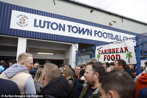 Football - Premier League - Luton Town v Brentford - Kenilworth Road, Luton, Great Britain - April 20, 2024 Fans outside the stadium before the match Action footage via Reuters/Peter Cziborra NO USE WITH UNAUTHORIZED AUDIO, VIDEO, DATA, BANDLE LISTS, CLUB /LEAGUE -LOGOS OR 'LIVE' SERVICES.  ONLINE USE IN THE CONTEST LIMITED TO 45 IMAGES, NO VIDEO EMULATION.  NO USE IN ANY BETTINGS, GAMES OR PUBLICATIONS FOR ANY CLUB/LEAGUE/PLAYER.