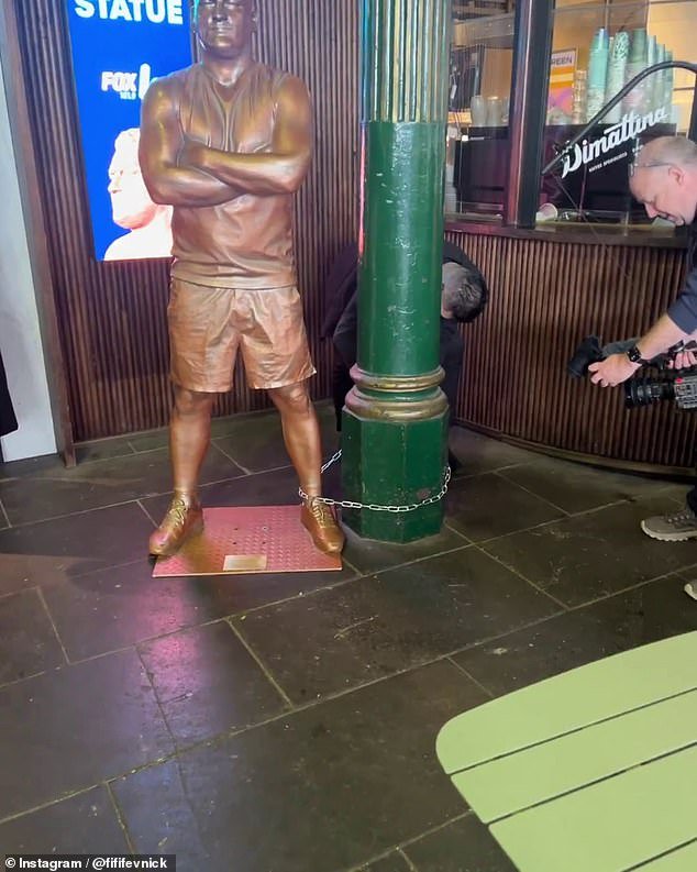 After the statue was removed from storage, Fevola, Box and Cody looked for a more suitable home for the bronzed Fev, and organized to have it moved to the site outside the Clocks cafe at Flinders Stree Station.
