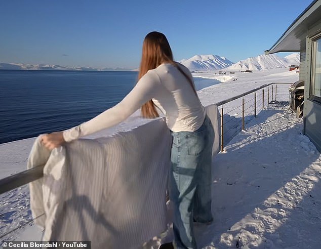 The videographer revealed that many people often wondered why she left her bedding in the snow
