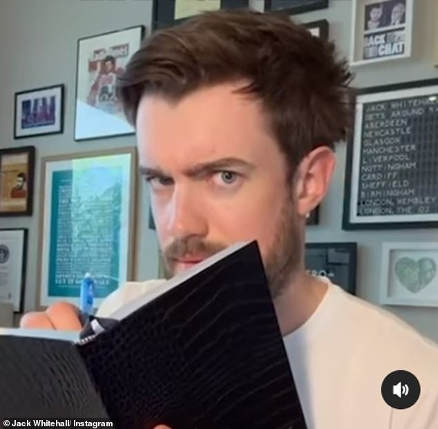 The comedian can be seen looking shocked at the joke before hilariously picking up his notebook and pen to remember the 'dad joke' for himself next time