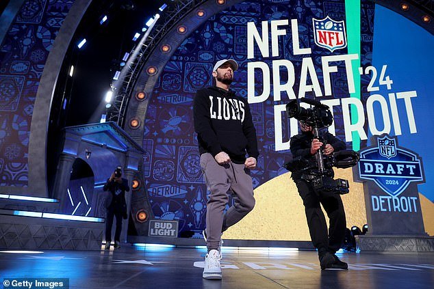 Wearing a Lions hoodie, the rapper pumped up the crowd of Lions fans before the first pick