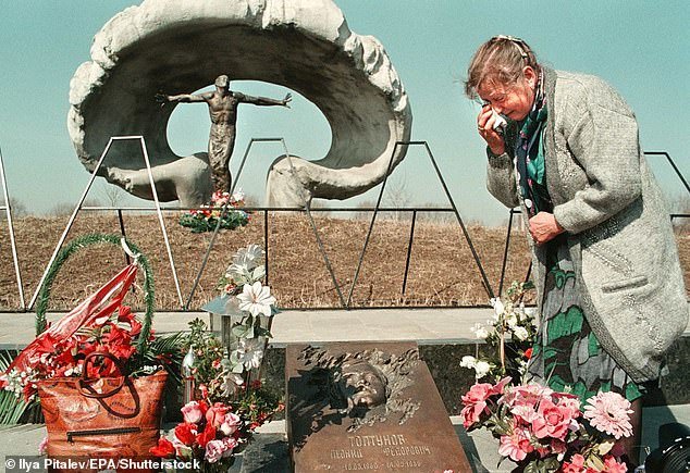 In the photo: Leonid Toptunov's mother at his grave in the Memorial Complex at the Mitinskoye Cemetery on the outskirts of Moscow, April 26, 1998