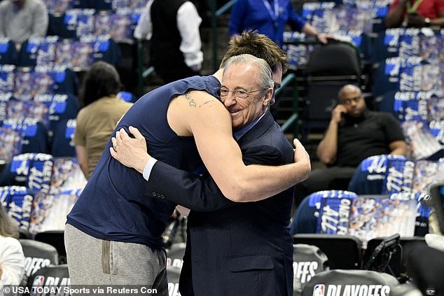 The pair shared a warm embrace on the court prior to the Mavs' game against the Clippers