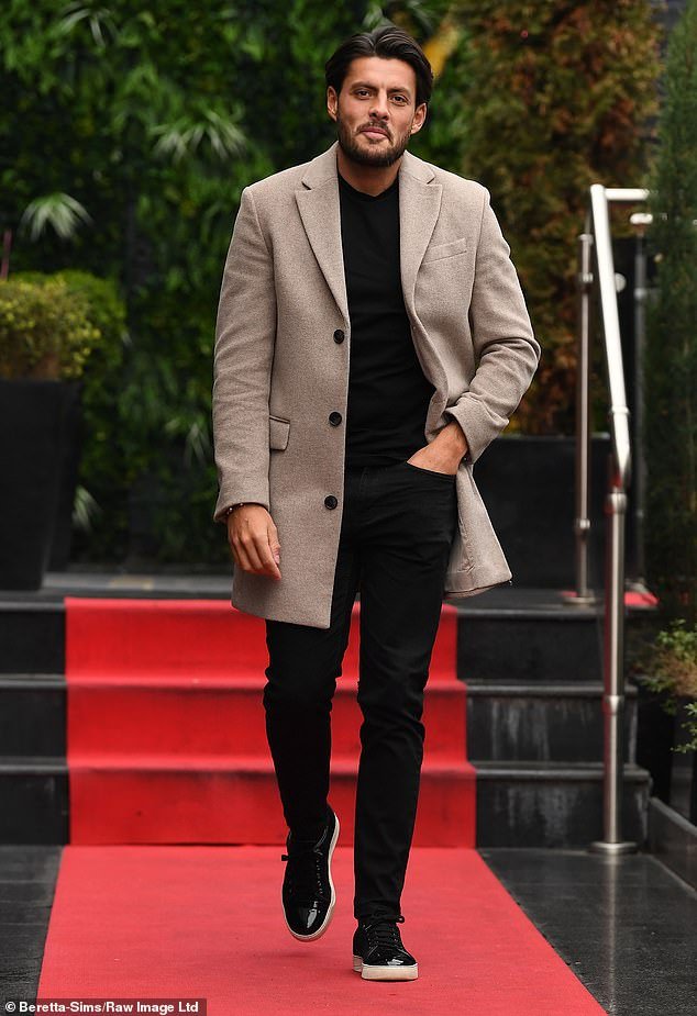 Jordan also looked great in an unbuttoned camel overcoat that he wore over an all-black outfit