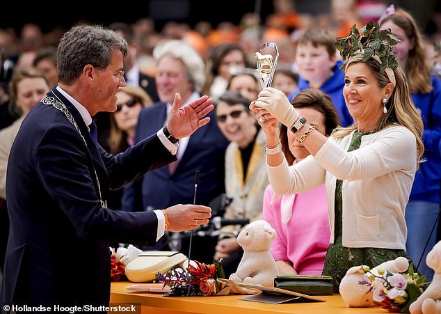 Queen Máxima presented a small silver trophy during the event