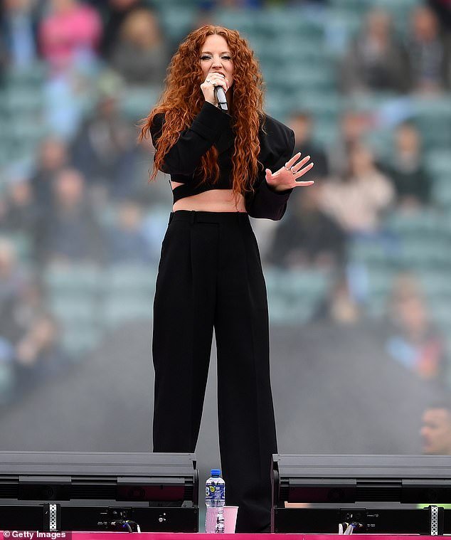 The 34-year-old pop singer put in a stunning performance at the Stade Chaban-Delmas as the Rugby Red Roses look to win a sixth consecutive title and a third consecutive Grand Slam in Bordeaux