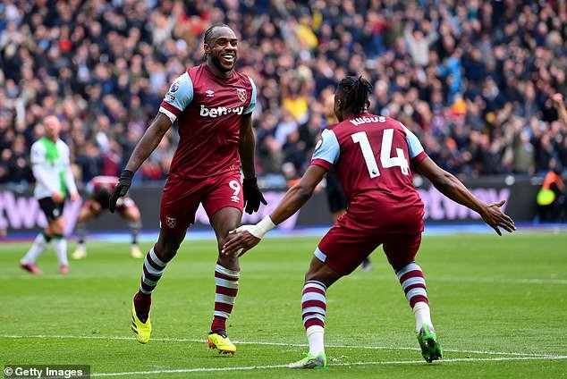 Michail Antonio celebrates West Ham's equalizer and draws 2-2 against Liverpool