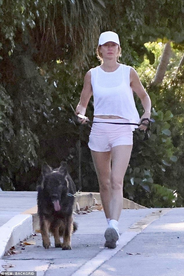 The Brazilian supermodel, 43, had stepped out while out for a dog walk earlier that day