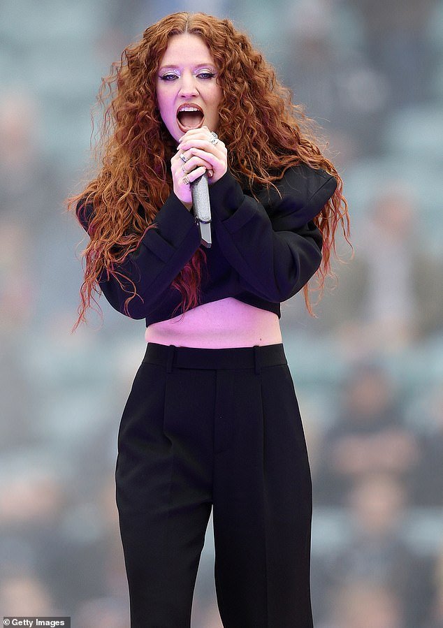 Jess Glynne surprised fans with an electrifying half-time show at the Guinness Women's Six Nations rugby tournament on Saturday