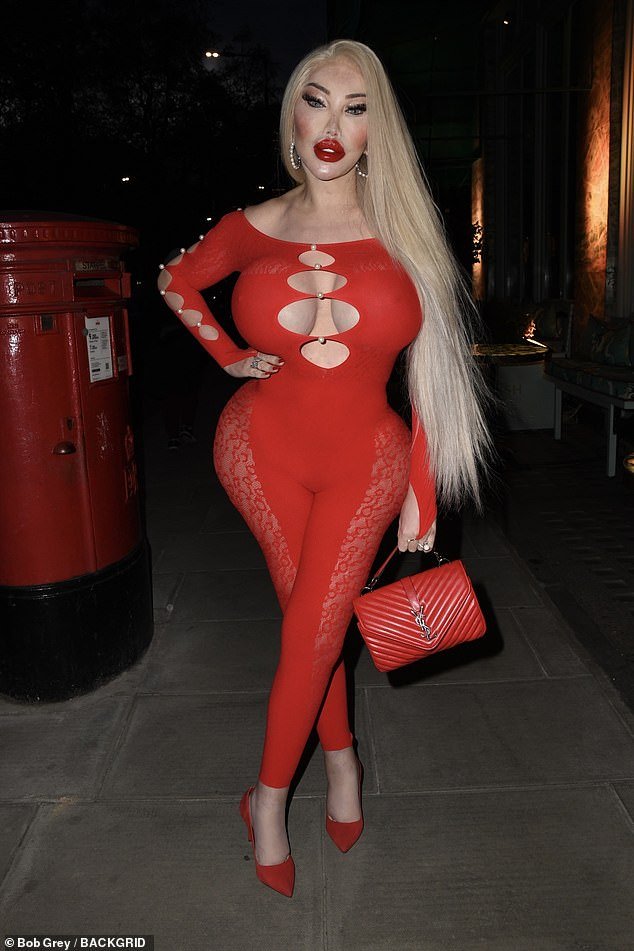 Jessica Alves put on a typically revealing show on Wednesday night as she went out on a date in London