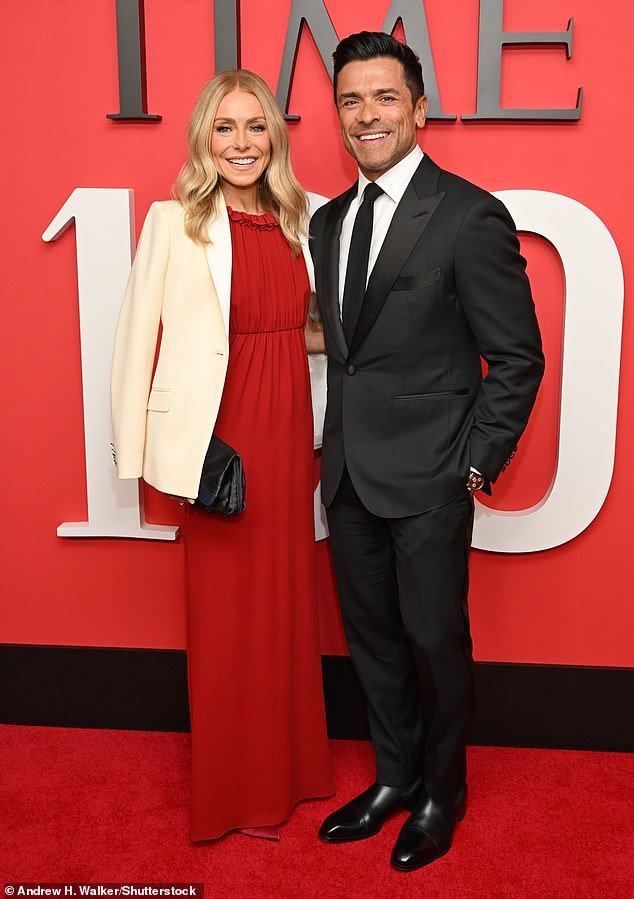 Kelly Ripa and husband Mark Consuelos stayed close on Thursday night as they attended the Time100 Gala together