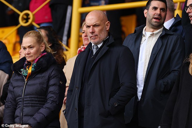 Referee chief Howard Webb will hold peace talks with the owners of Nottingham Forest this week