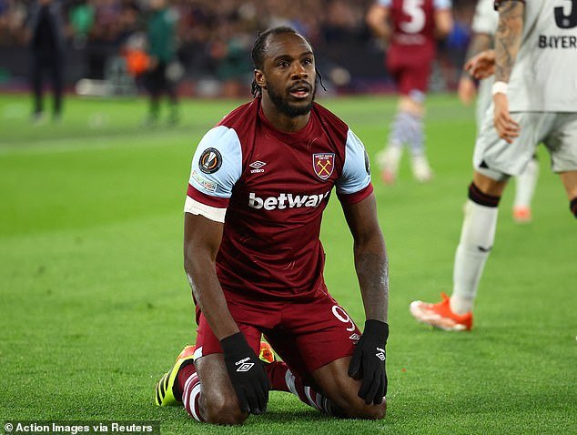 Michail Antonio has hit back at Roy Keane's 'dinosaur mentality' after the Manchester United legend criticized footballers who host podcasts