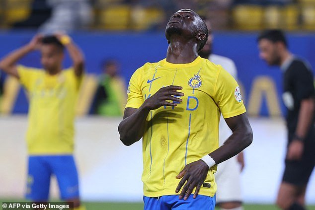 Sadio Mané sent his penalty high over the bar in Al-Nassr's match with Al Feiha on Friday