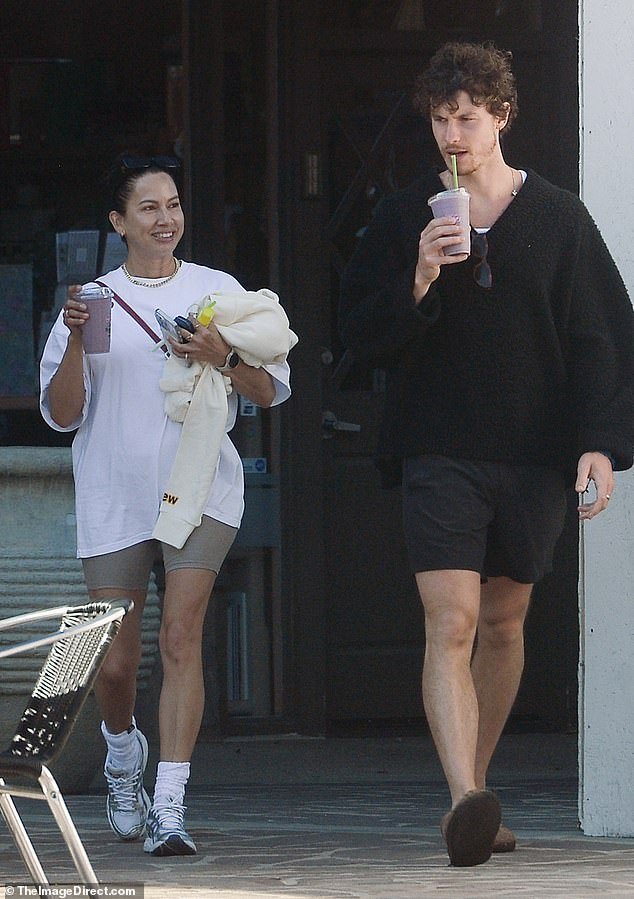 Shawn Mendes enjoyed a beach date with Dr. on Wednesday.  Jocelyne Miranda in Los Angeles.  The 25-year-old singer-songwriter and the 51-year-old chiropractor were spotted grabbing smoothies before heading to the beach to meditate together in the sand