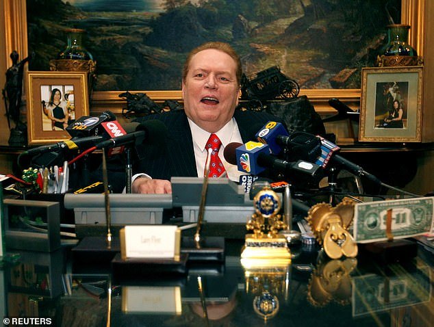 The late porn magnate Larry Flynt addresses the news media in 2007
