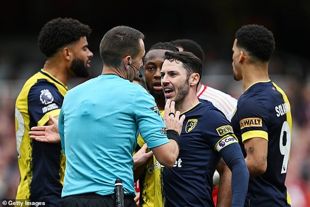 1714832732 102 Shambolic VAR is SLAMMED again after ruling out Bournemouths goal