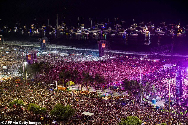The concert, hosted at the Belmond Copacabana Palace Hotel, was broadcast live on TV Globo.  Visitors did not need tickets and admission was on a first-come, first-served basis
