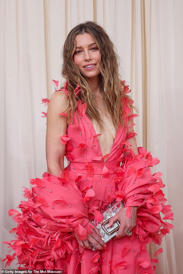 Jessica Biel Goes Braless Beneath Plunging Pink Feather-adorned Gown As ...